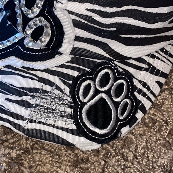 Paw print Zebra Stripe Glitter hat - Picture 4 of 11